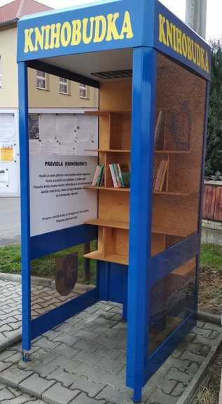 Knihobudka na autobusové zastávce